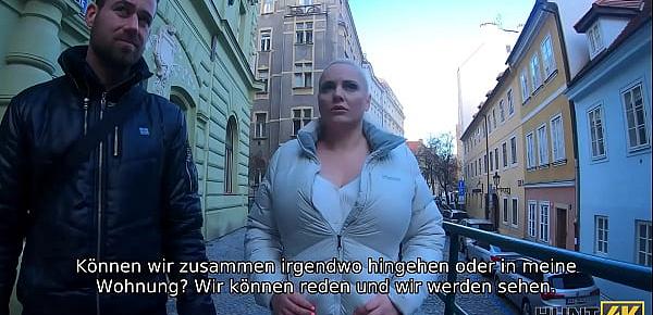 HUNT4K. Der Mensch bewundert, wie vollbusige Schönheit Jäger auf Titten abspritzen lässt